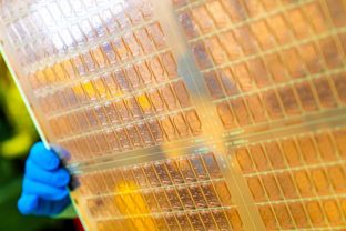 "Компании начинают использовать стеклянные подложки для упаковки чипов: революция в индустрии"