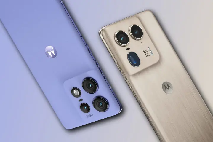 Motorola выпустила два новых смартфона: Edge 50 Pro и Edge 50 Ultra. Оба телефона оснащены Android и предназначены для конкуренции с другими флагманскими моделями, такими как Galaxy S24 и Google Pixel 8. Edge 50 Ultra имеет более мощный процессор, больше оперативной памяти и более качественные камеры, но цена выше.